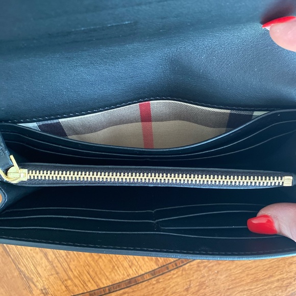 BURBERRY
Calfskin Pallas Head Motif Print Wallet - Picture 6 of 9